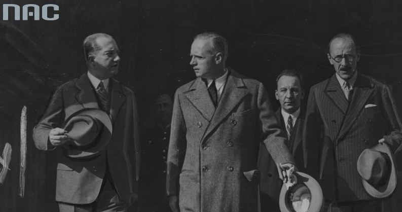 Minister Joachim von Ribbentrop (drugi z lewej) w towarzystwie ambasadora Polski w Niemczech Józefa Lipskiego (pierwszy z lewej). Kraków, 1935 rok /Z archiwum Narodowego Archiwum Cyfrowego