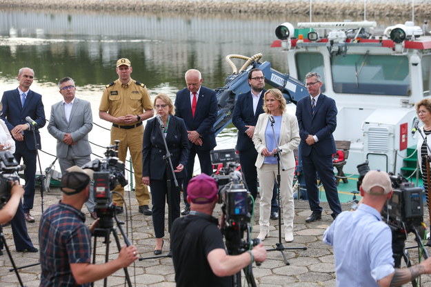 Minister klimatu i środowiska Anna Moskwa (5P), wojewoda lubuski Władysław Dajczak (4P), wiceminister spraw zagranicznych Paweł Jabłoński (3P), podsekretarz stanu w Ministerstwie Infrastruktury Grzegorz Witkowski (P), lubuski Komendant Wojewódzki PSP nadbryg. Patryk Maruszak (3L) oraz minister ds. środowiska Niemiec Steffi Lemke (2P) na konferencji prasowej w Słubicach