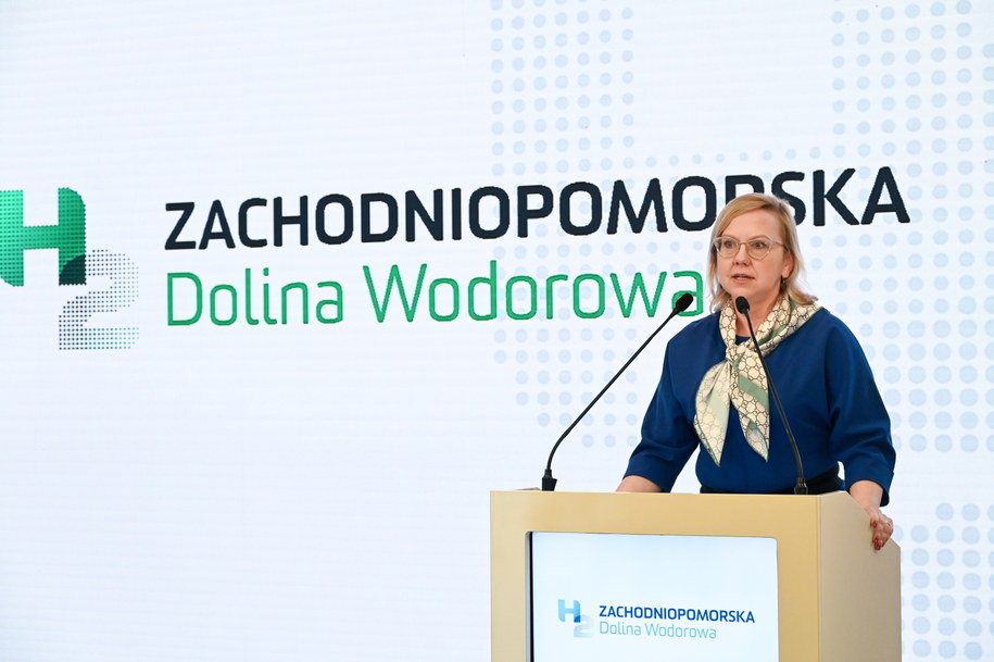 Minister klimatu i środowiska Anna Moskwa na inauguracji Zachodniopomorskiej Doliny Wodorowej w Audytorium im. prof. Stanisława Skoczowskiego na Wydziale Elektrycznym Senatu Zachodniopomorskiego Uniwersytetu Technologicznego w Szczecinie /	Marcin Bielecki   /PAP
