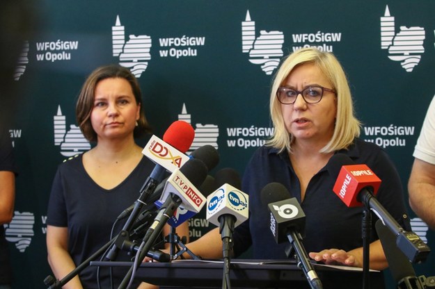 Minister klimatu i środowiska Paulina Hennig-Kloska (P) i wiceminister klimatu i środowiska Urszula Zielińska (L) podczas briefingu prasowego dot. wsparcia NFOSiGW i WFOŚiGW w usuwaniu skutków powodzi i zalań /Krzysztof Świderski /PAP