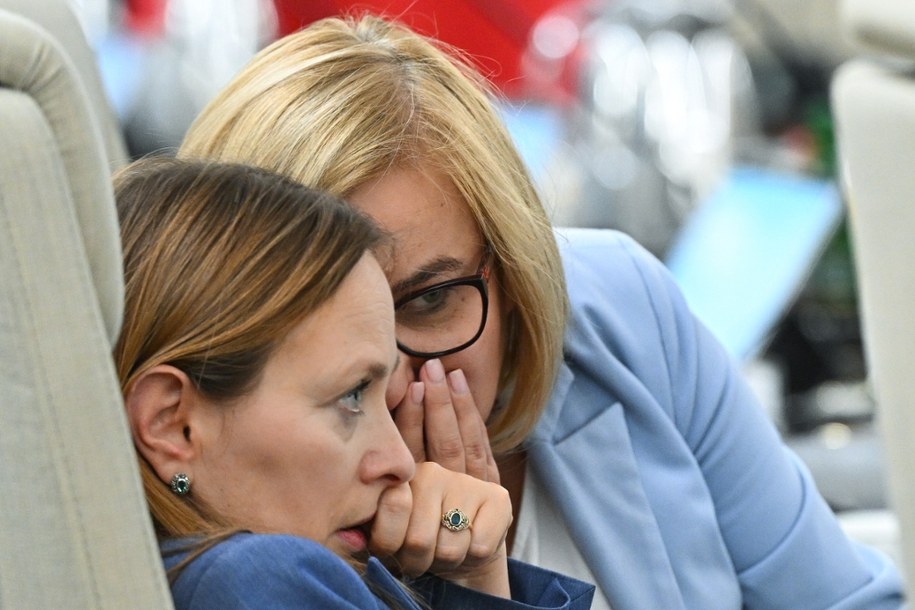 Minister klimatu i środowiska Paulina Hennig-Kloska (z prawej) i minister funduszy Katarzyna Pełczyńska-Nałęcz (z lewej) na posiedzeniu rządu w KPRM w Warszawie, wrzesień 2025 r. /Radek Pietruszka /PAP