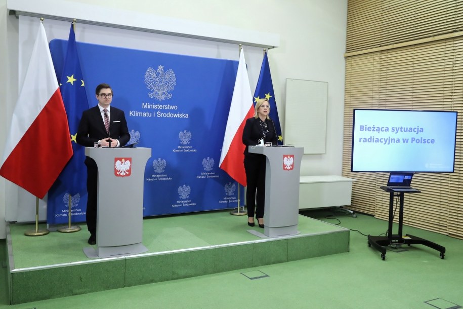 Minister klimatu i środowiska RP Anna Moskwa (P) i prezes Państwowej Agencji Atomistyki Łukasz Młynarkiewicz /Tomasz Gzell /PAP
