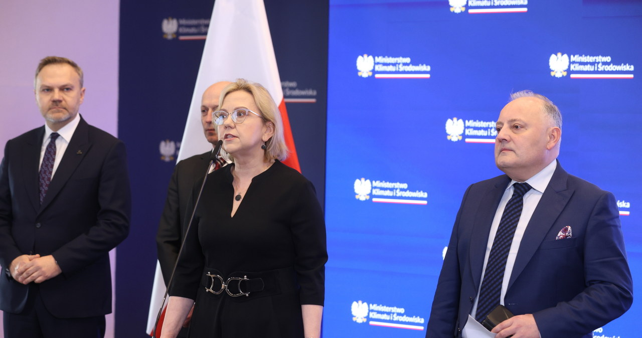 Minister klimatu i środowiska zapowiedziała, że energia z węgla pozostanie w polskim systemie energetycznym do czasu wybudowania elektrowni jądrowych / 	Rafał Guz    /PAP