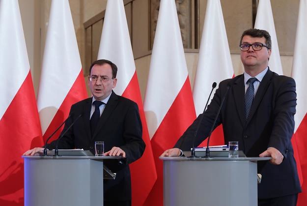 Minister koordynator służb specjalnych Mariusz Kamiński (2P) i jego zastępca Maciej Wąsik (P) /PAP