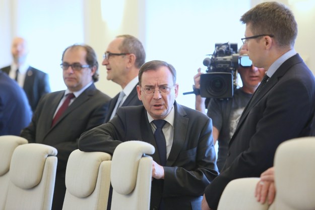 Minister koordynator służb specjalnych Mariusz Kamiński (w centrum) przed posiedzeniem rządu /Leszek Szymański /PAP