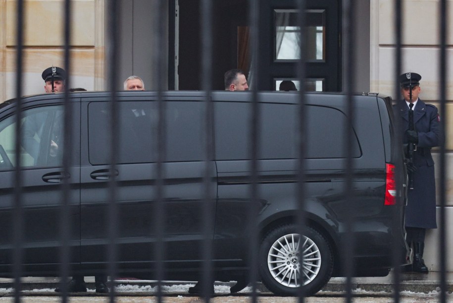 Minister-koordynator służb specjalnych Tomasz Siemoniak (2L) i wicepremier, szef MON Władysław Kosiniak-Kamysz (2P) w drodze na spotkanie z prezydentem RP Karolem Nawrockim /Paweł Supernak  /PAP