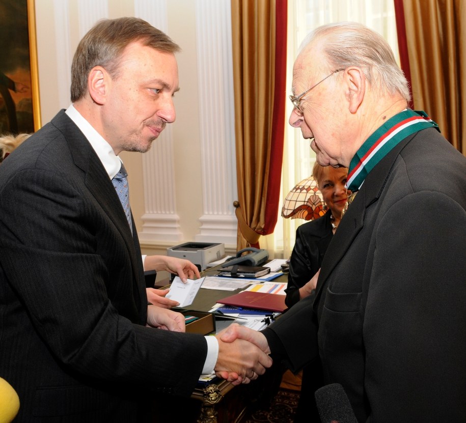 Minister kultury Bogdan Zdrojewski wręcza złoty medal "Zasłużony kulturze - Gloria Artis" krytykowi Jerzemu Płażewskiemu /Andrzej Rybczyński  /PAP