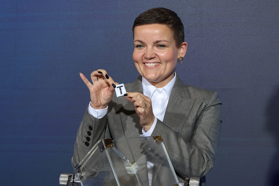 Minister kultury i dziedzictwa narodowego Marta Cienkowska podczas losowania kolejności występów w trakcie konferencji prasowej inaugurującej XIX Konkurs Chopinowski /Albert Zawada /PAP