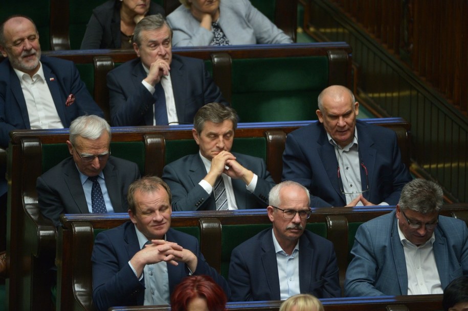 Minister kultury i dziedzictwa narodowego Piotr Gliński (w górnym rzędzie po prawej) i marszałek Sejmu Marek Kuchciński (w środkowym rzędzie w centrum) podczas debaty w Sejmie / 	Marcin Obara  /PAP