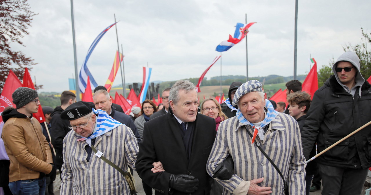 Minister kultury Piotr Gliński (C) oraz byli więźniowie Stanisław Zalewski (P) i Ryszard Stempka (L) podczas uroczystości pod polskim pomnikiem w Mauthausen / 	Leszek Szymański    /PAP