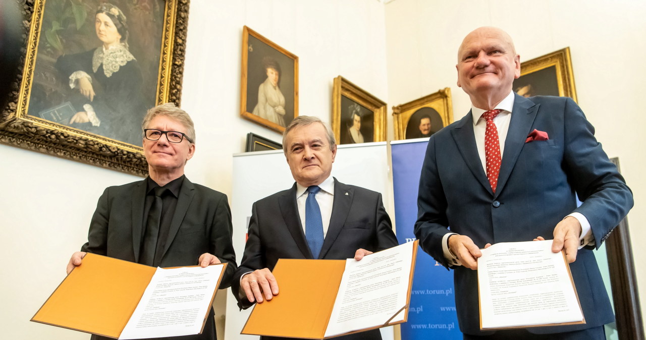 Minister kultury Piotr Gliński (C) oraz prezes Fundacji Tumult Marek Żydowicz (L) i prezydent Torunia Michał Zaleski (P) / 	Tytus Żmijewski    /PAP