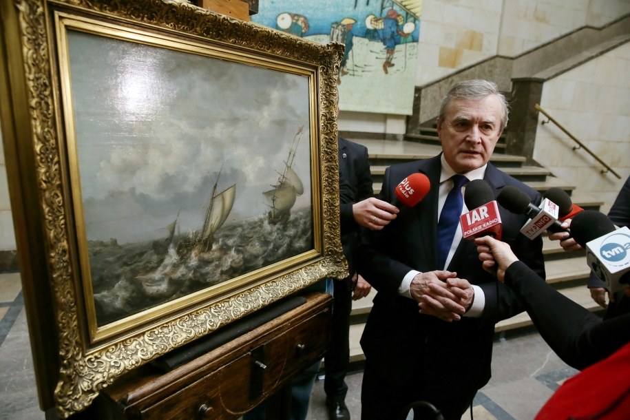 Minister kultury Piotr Gliński z odzyskanym obrazem /PAP/Tomasz Gzell /PAP