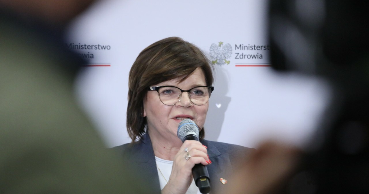 Minister Leszczyna tłumaczy, że podwyżki dla pielęgniarek będą już w lipcu. Na dalsze decyzje trzeba poczekać. /Dawid Wolski/East News /East News