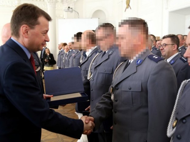 Minister Mariusz Błaszczak nagradza policjantów, którzy odzyskali obraz Maksymiliana Gierymskiego „Patrol Polski 1830 roku”. /foto. mswia.gov.pl /