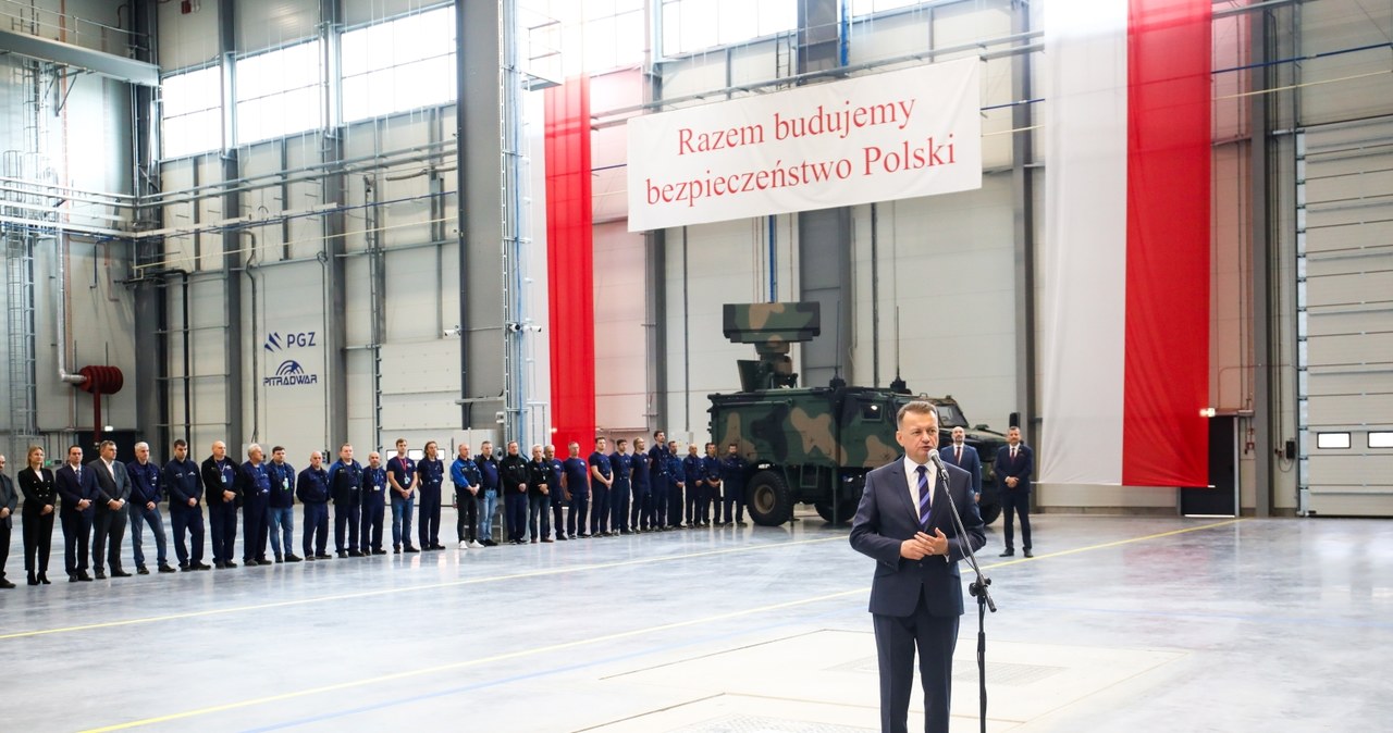 Minister Mariusz Błaszczak otworzył halę w Kobyłce. To część projektu inwestycyjnego PGZ /PAP/Albert Zawada /PAP