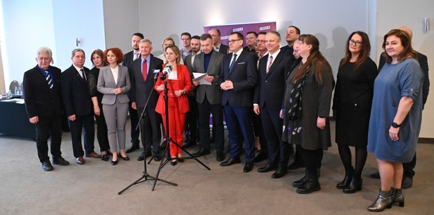 Minister nauki Dariusz Wieczorek (C) podczas konferencji prasowej Nowej Lewicy z udziałem kandydatów do Sejmiku /	Marcin Bielecki   /PAP