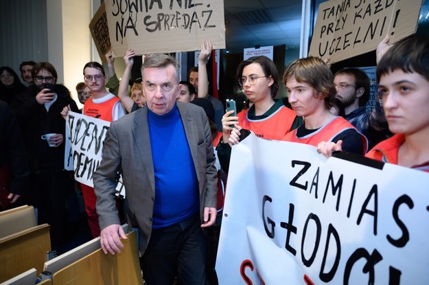 Minister nauki Dariusz Wieczorek podczas spotkania ze studentami okupującymi DS Jowita w Poznaniu /Jakub Kaczmarczyk /PAP