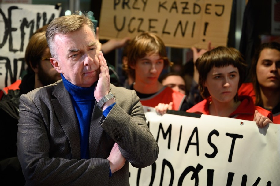 Minister nauki Dariusz Wieczorek podczas spotkania ze studentami okupującymi DS Jowita w Poznaniu, 14 grudnia 2023 roku. /	Jakub Kaczmarczyk   /PAP