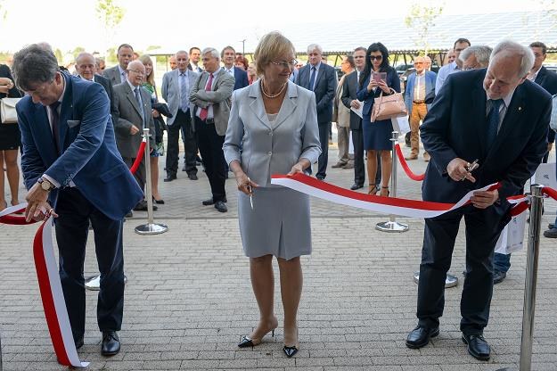 Minister nauki Lena Kolarska-Bobińska (C) w czasie otwarcia centrum w Jabłonnie /PAP