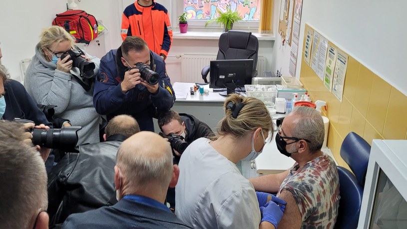 Minister Niedzielski podczas szczepienia /Ministerstwo Zdrowia /Twitter