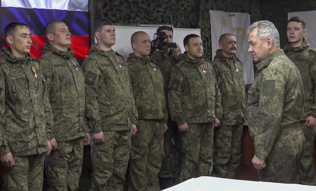 Minister obrony Federacji Rosyjskiej podczas spotkania z żołnierzami w nieznanym miejscu w Ukrainie na zdjęciu z 4 marca br. /RUSSIAN DEFENCE MINISTRY PRESS SERVICE / HANDOUT /PAP/EPA