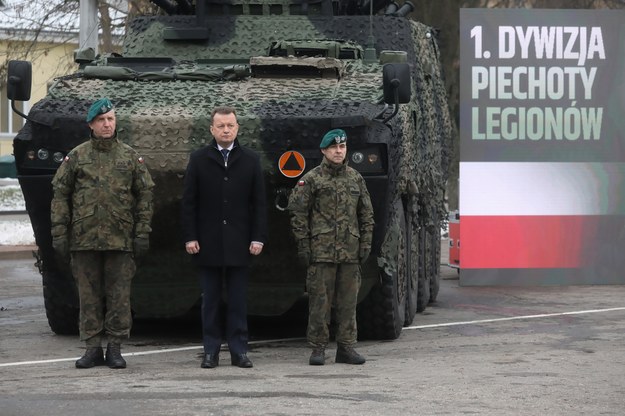 Minister obrony Mariusz Błaszczak (C), pełnomocnik MON do do spraw powołania 1. Dywizji Piechoty Legionów gen. bryg. Norbert Iwanowski (P) oraz dowódca 18. Białostockiego Pułku Rozpoznawczego płk Paweł Lachowski (L) podczas prezentacji koncepcji utworzenia nowej dywizji Wojska Polskiego – 1 Dywizji Piechoty Legionów w bazie 18 Pułku Rozpoznawczego w Białymstoku