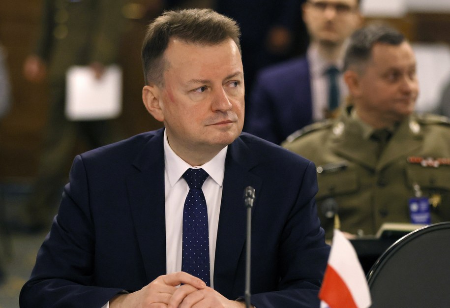 Minister obrony Mariusz Błaszczak podczas spotkania w Ramstein /RONALD WITTEK /PAP