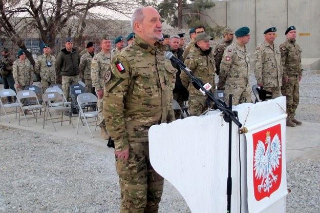 Minister obrony narodowej Antoni Macierewicz (C) przemawia podczas wizyty w bazie lotniczej Bagram w Afganistanie /PAP/Rafał Lesiecki /PAP