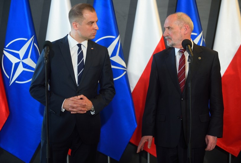 Minister obrony narodowej Antoni Macierewicz i wiceminister obrony narodowej Tomasz Szatkowski. /Adam Chelstowski /FORUM