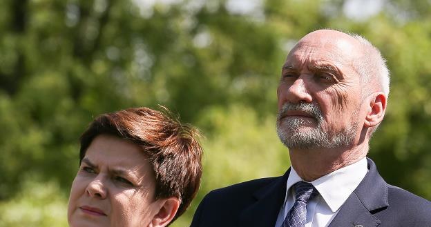 Minister obrony narodowej Antoni Macierewicz (P) i premier Beata Szydło (L) /PAP