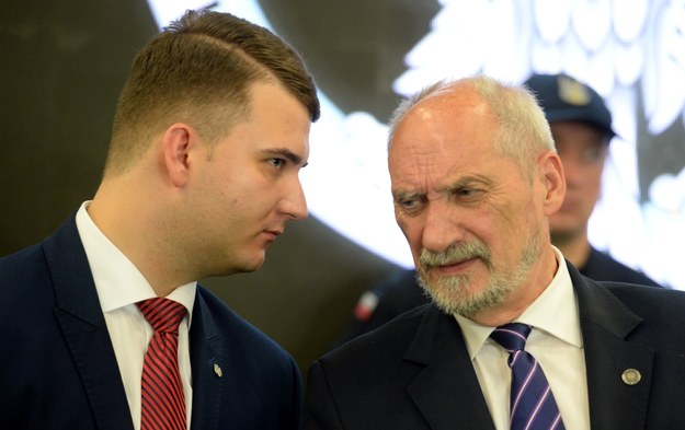 Minister obrony narodowej Antoni Macierewicz (P) i szef Gabinetu Politycznego MON i rzecznik prasowy MON Bartłomiej Misiewicz (L) /Piotr Polak /PAP