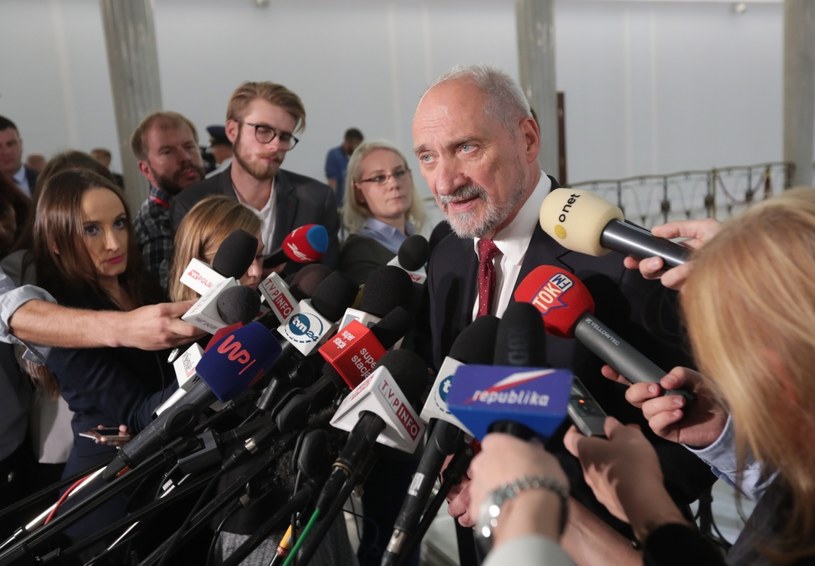 Minister obrony narodowej Antoni Macierewicz, podczas konferencji prasowej w Sejmie /Bartłomiej Zborowski /PAP