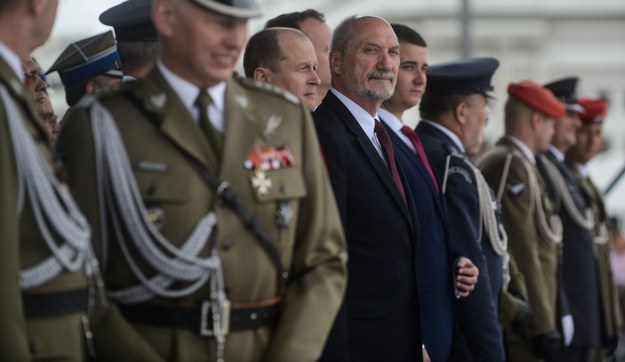 Minister obrony narodowej Antoni Macierewicz podczas uroczystości w Warszawie /Jakub Kamiński   /PAP