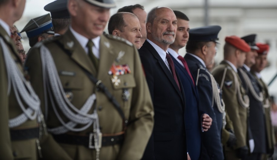 Minister obrony narodowej Antoni Macierewicz podczas uroczystości w Warszawie /Jakub Kaminski /PAP