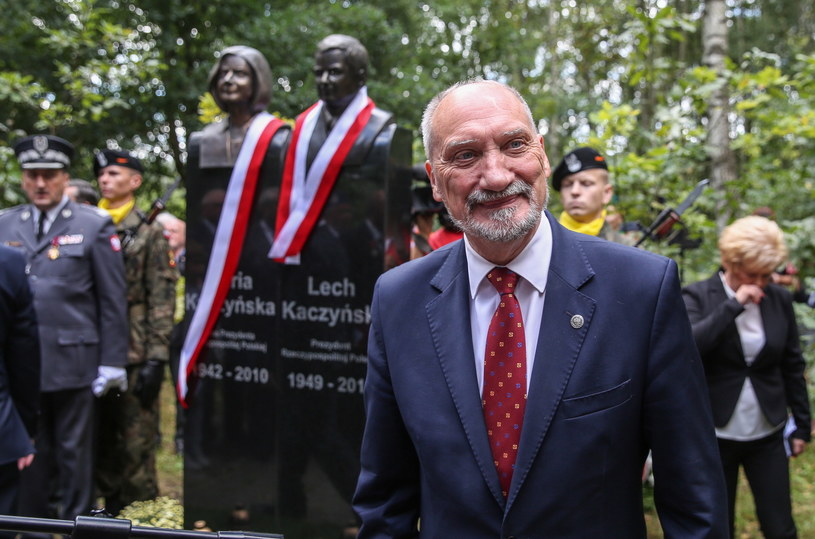 Minister obrony narodowej Antoni Macierewicz podczas uroczystości odsłonięcia popiersia Marii Kaczyńskiej /Rafał Guz /PAP
