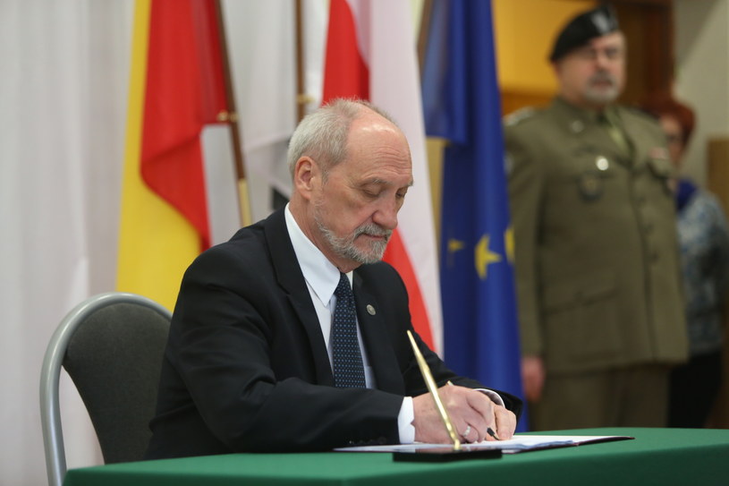 Minister obrony narodowej Antoni Macierewicz podpisuje koncepcję obrony terytorialnej kraju /Leszek Szymański /PAP