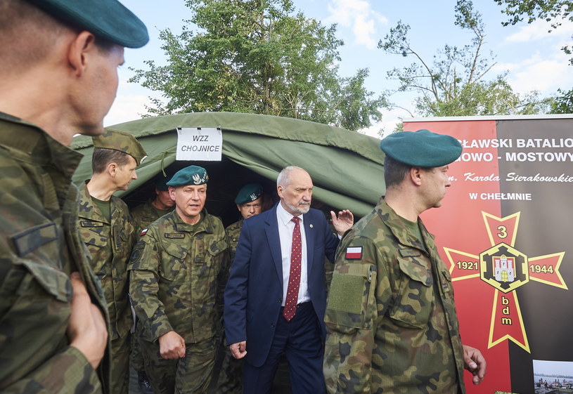 Minister obrony narodowej Antoni Macierewicz w punkcie sztabu kryzysowego przy moście na rzece Brda w miejscowości Rytel /Dominik Kulaszewicz /PAP