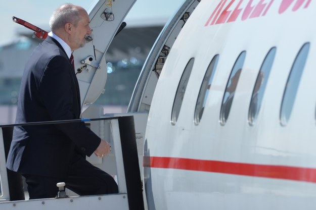 Minister obrony narodowej Antoni Macierewicz wsiada do samolotu na lotnisku w Warszawie / 	Jacek Turczyk    /PAP
