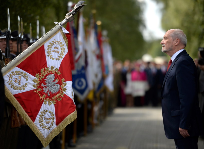 Minister obrony narodowej Antoni Macierewicz /Jacek Turczyk /PAP