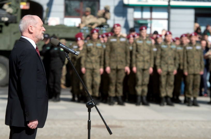 Minister obrony narodowej Antoni Macierewicz /Grzegorz Michałowski /PAP