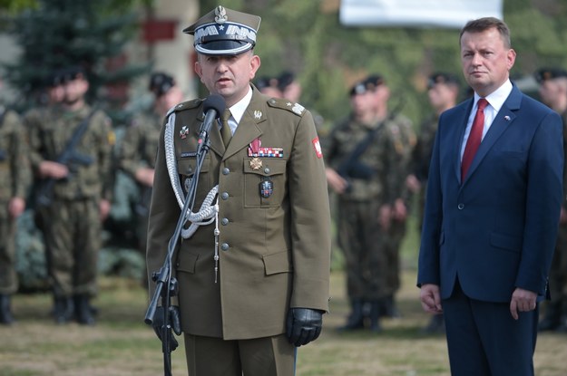 Minister obrony narodowej Mariusz Błaszczak i generał brygady, Dowódca 15 Giżyckiej Brygady Zmechanizowanej im. Zawiszy Czarnego dr Jarosław Gromadziński / 	Marcin Obara  /PAP