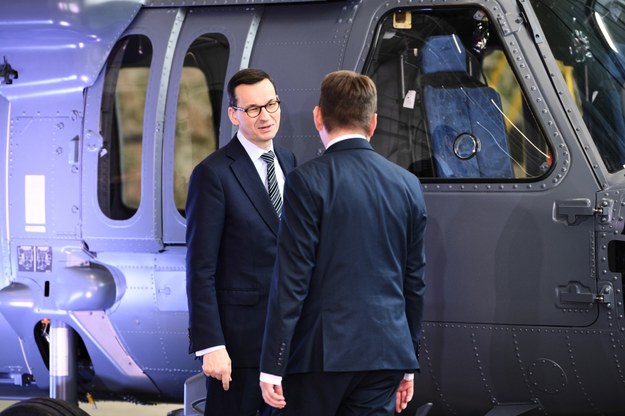 Minister obrony narodowej Mariusz Błaszczak i premier Mateusz Morawiecki podczas uroczystości podpisania umowy z Polskimi Zakładami Lotniczymi w Mielcu (Podkarpacie), na dostawę czterech śmigłowców Black Hawk dla wojsk specjalnych /Darek Delmanowicz /PAP