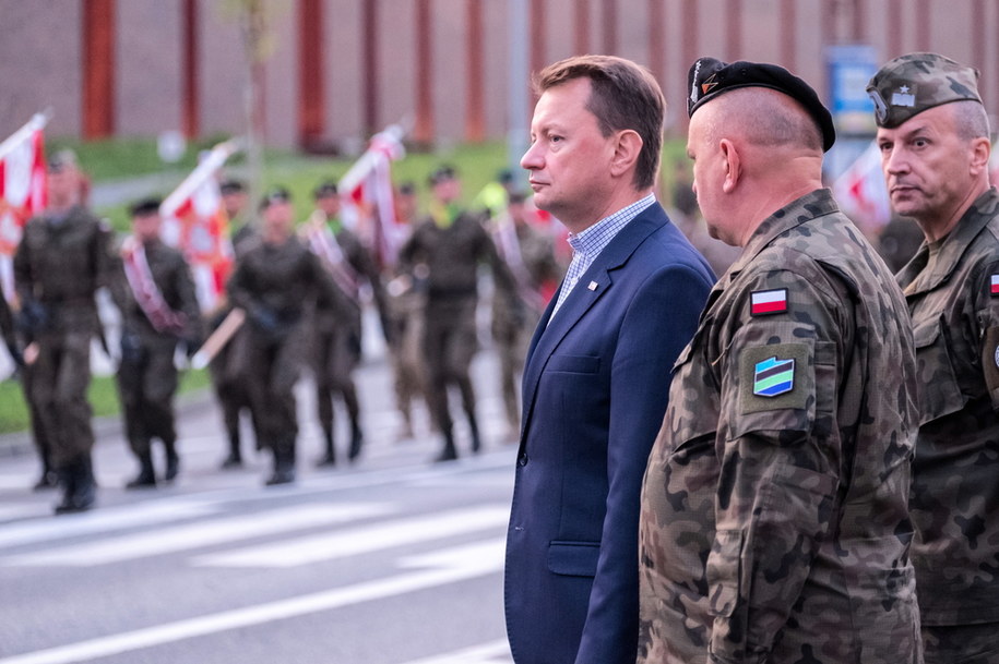 Minister obrony narodowej Mariusz Błaszczak (L), dowódca Generalny Rodzajów Sił Zbrojnych gen. broni Jarosław Mika (C) oraz dowódca Garnizonu Warszawa gen. bryg. Robert Głąb (P), 10 bm. w Katowicach podczas przygotowań do defilady "Wierni Polsce" w 2019 roku