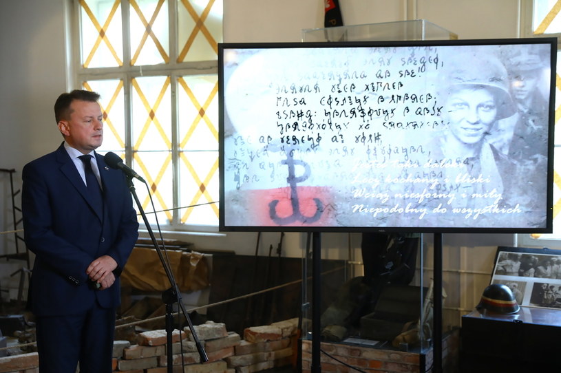 Minister obrony narodowej Mariusz Błaszczak podczas prezentacji nieznanej dotąd zaszyfrowanej korespondencji powstańca warszawskiego, poety Józefa Szczepańskiego "Ziutka” i Haliny Kolbińskiej /Rafał Guz /PAP