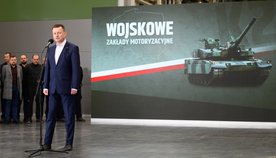 Minister obrony narodowej Mariusz Błaszczak podczas wizyty w Wojskowych Zakładach Motoryzacyjnych w Poznaniu /	Jakub Kaczmarczyk   /PAP