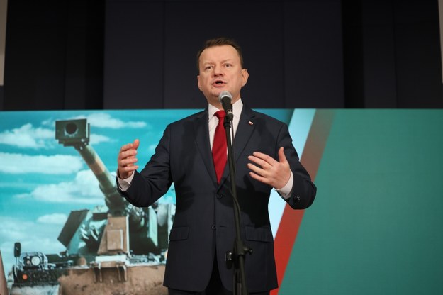 Minister obrony narodowej Mariusz Błaszczak podczas zatwierdzenia umowy dotyczącej pozyskania kolejnych 152 egzemplarzy samobieżnych armatohaubic KRAB /Leszek Szymański /PAP