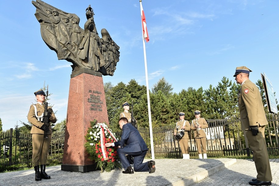 Minister obrony narodowej Mariusz Błaszczak złożył kwiaty przed Krzyżem Pamięci ks. mjr. Ignacego Skorupki i przed Tablicą Pamięci Polskich Oficerów na Cmentarzu Poległych w Bitwie Warszawskiej w Ossowie /Stach Leszczyński /PAP