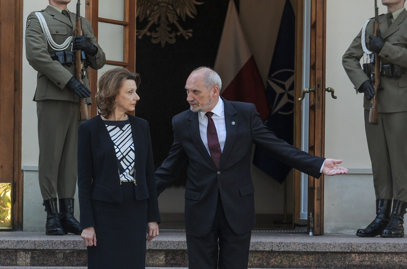 Minister obrony narodowej RP Antoni Macierewicz i minister obrony Czarnogóry Milica Pejanović-Durisić /Marcin Obara /PAP