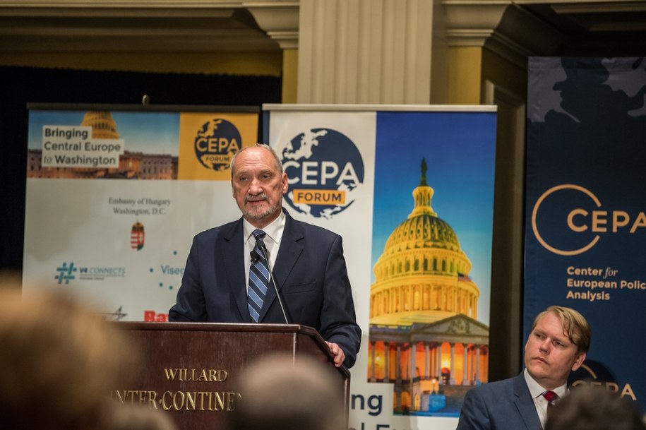 Minister obrony narodowej RP Antoni Macierewicz (L) uczestniczy w Forum CEPA /Robert Suchy /PAP