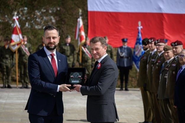 Minister obrony narodowej Władysław Kosiniak-Kamysz (L) i wiceminister sportu i turystyki Ireneusz Raś (C) podczas uroczystości pod Pomnikiem Nieznanego Żołnierza w Brzesku /Paweł Topolski /PAP